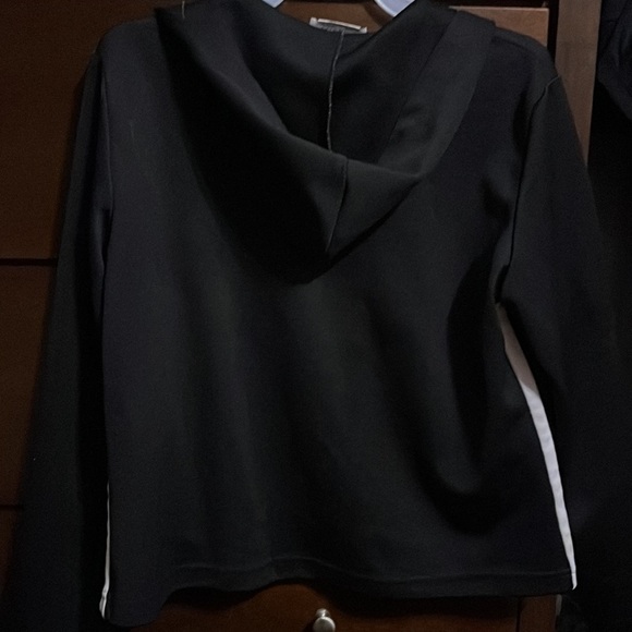 Black polyester crop zip front hoodie - Picture 2 of 4